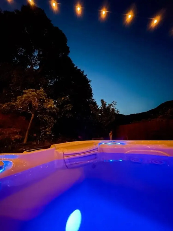 Bayside Mountain Retreat With Gorgeous Views And Private Hot Tub! 5 Bedroom Home by Redawning