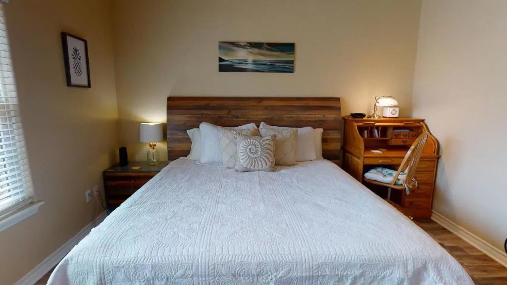 FH4 Charming 3 Bedroom Condo, Near Beach, Shared Pool