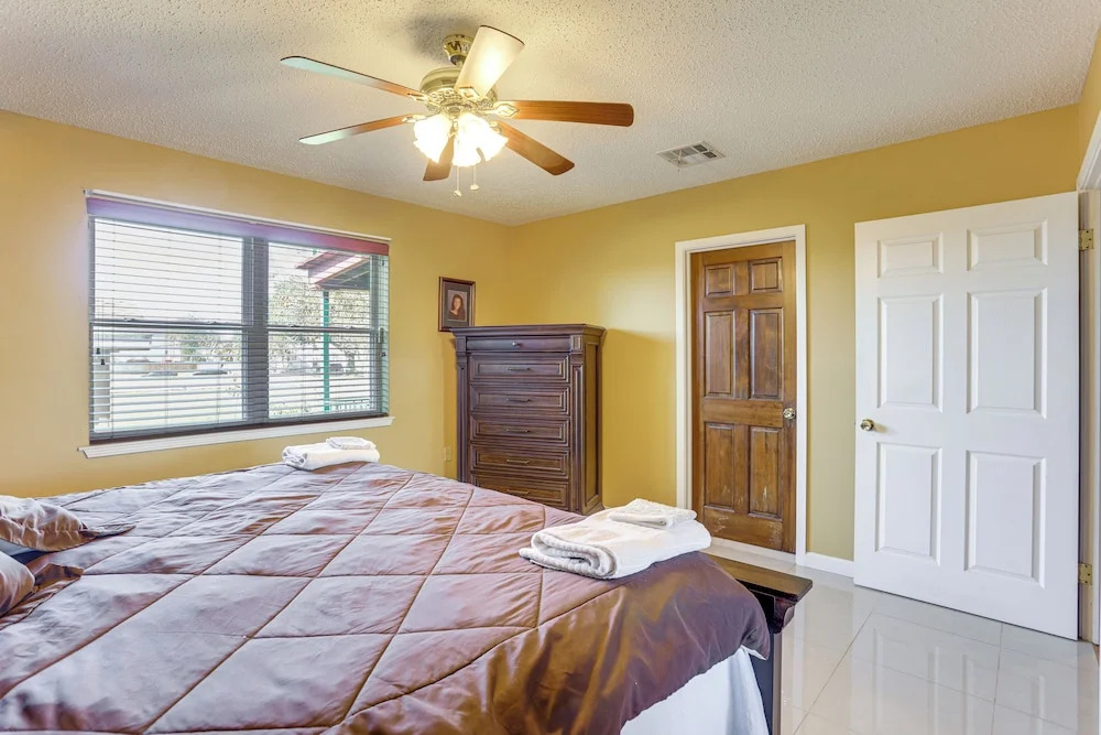 5 Mi to French Quarter: Central Nola Home w/ Decks