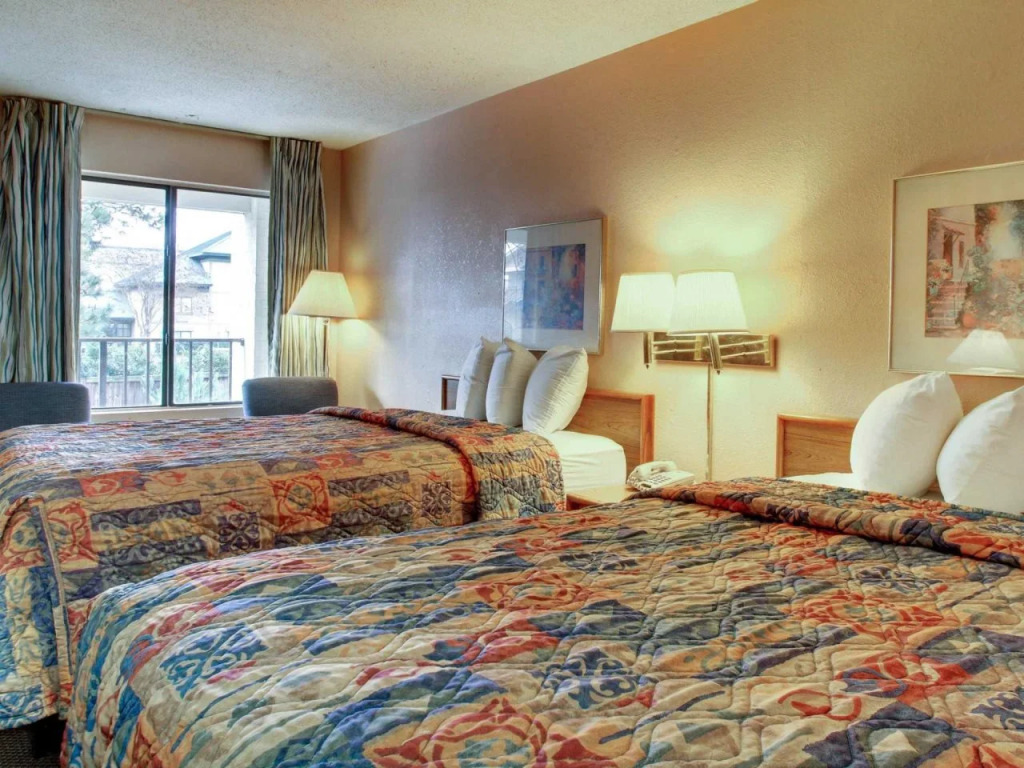 Econo Lodge North