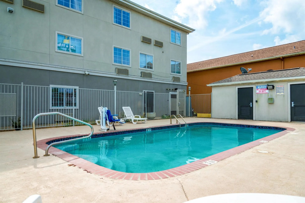 Oyo Townhouse Sulphur,LA Extended Stay I-10