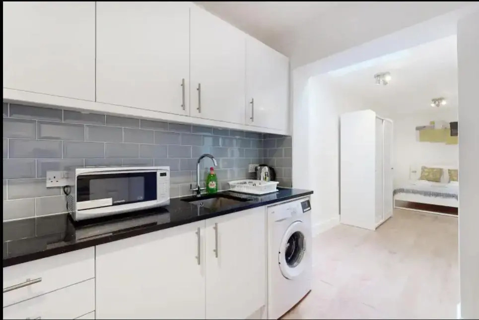 New Spacious 1 bed studio flat in Aldgate