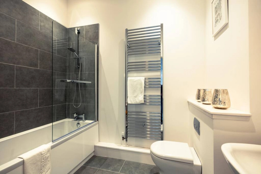 Maritime House - Luxury 2 Bed High Spec Apartment w Private Parking