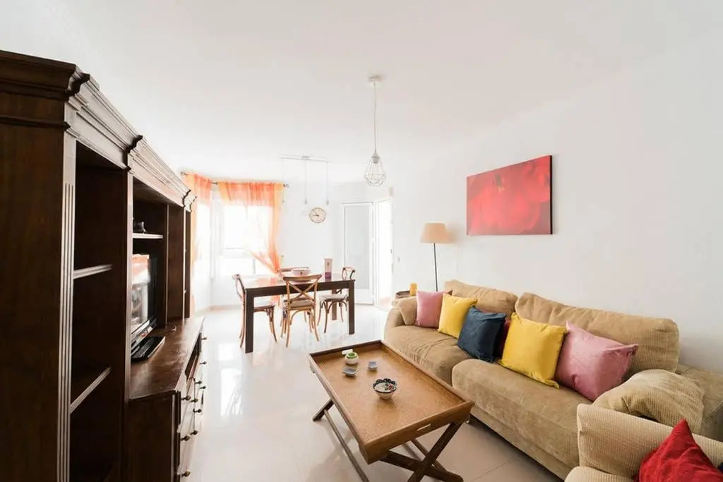 Amplio apartamento a 50m de la playa/Wide and cozy apartment 50m from the beach perfect for families