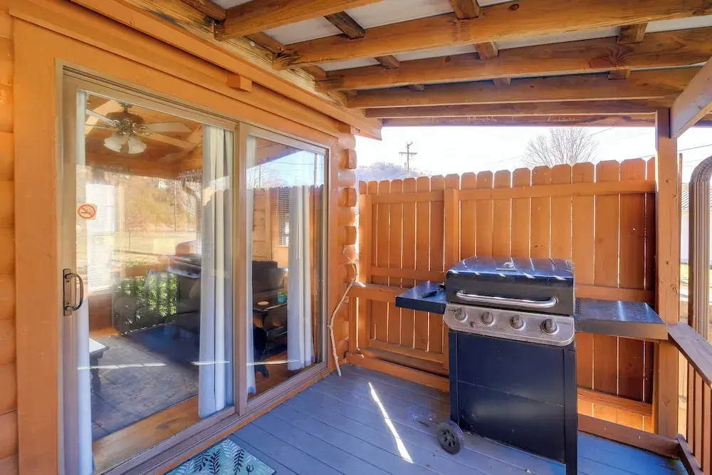 Pet-friendly Damascus Cabin w/ Deck & Mtn Views