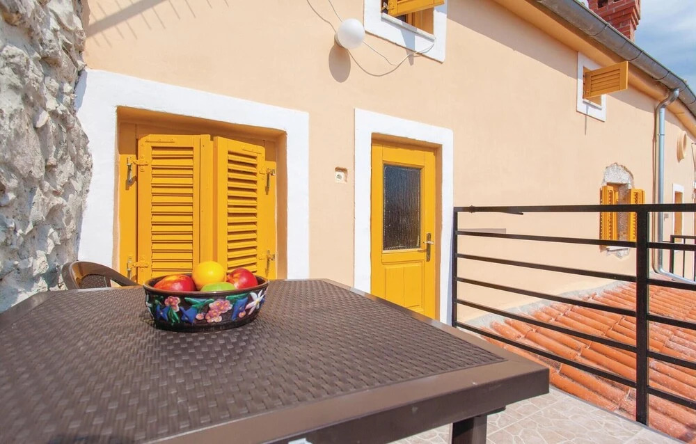 Beautiful Apartment in Omisalj With 1 Bedrooms