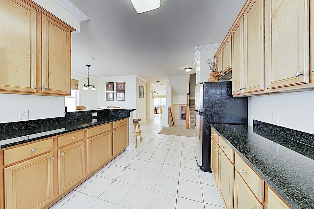 Upscale W/ Balcony - 2 Blocks To Beach! 4 Bedroom Condo