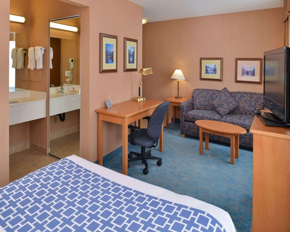 Econo Lodge Inn & Suites University