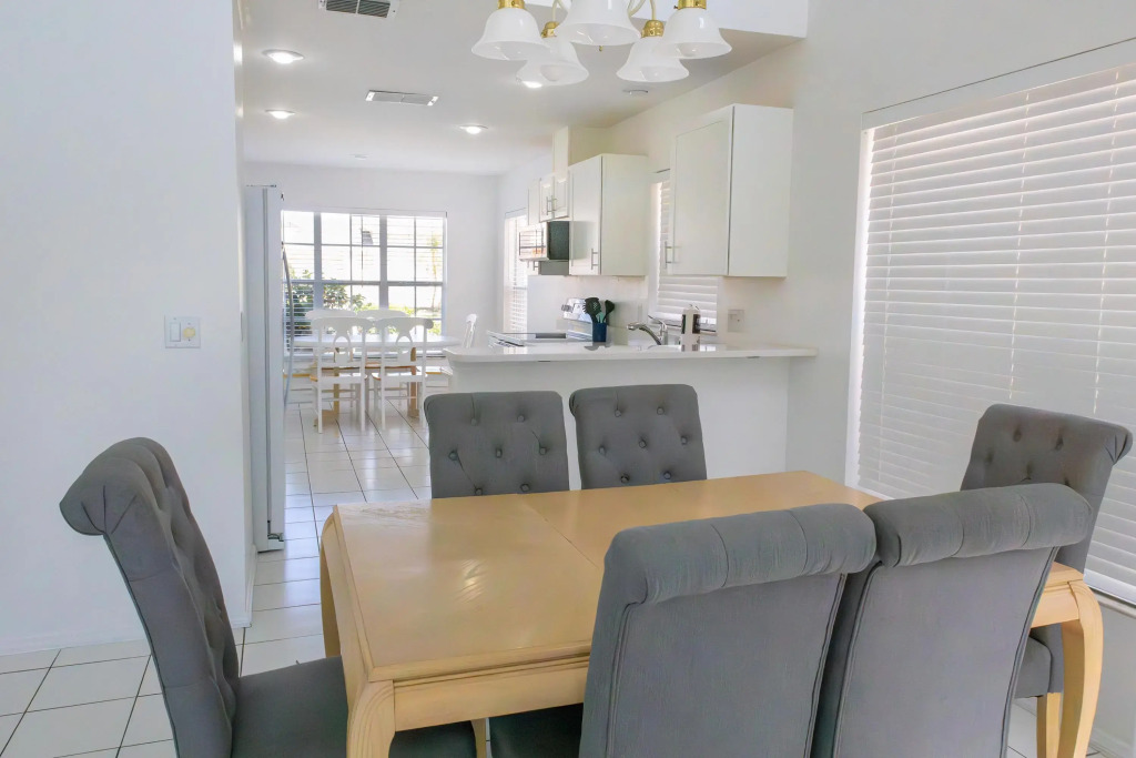 3 Bedroom 2.5 Bathroom Villa with Lakeside Pool, Kissimmee, US