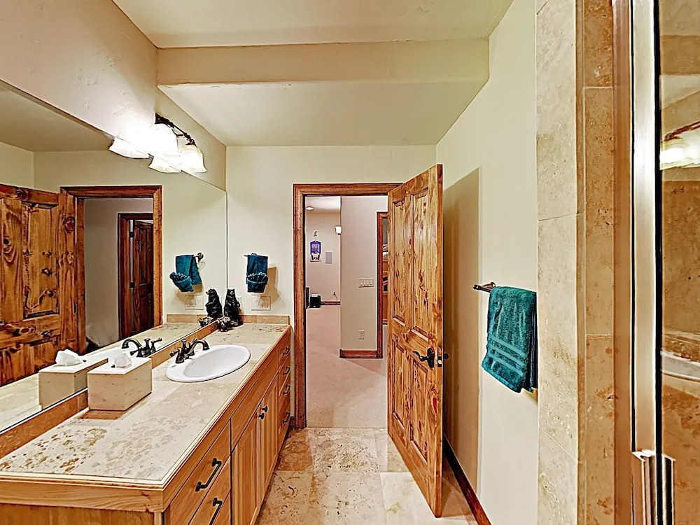 New Listing! Huge Townhome W/ Private Garage 4 Bedroom Townhouse