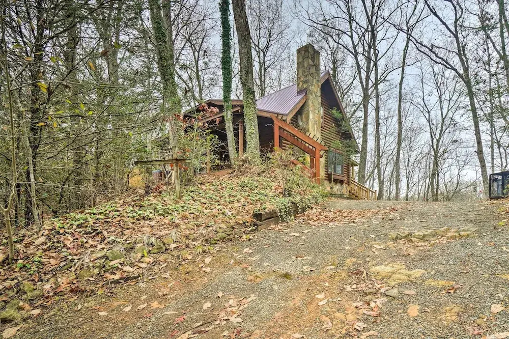 Gatlinburg Log Cabin w/ Hot Tub & Mountain Views