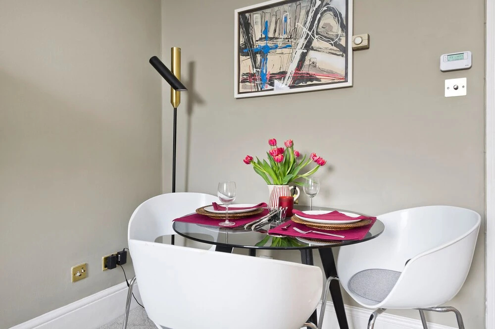 Charming Apartment Close to Kings Road Chelsea by Underthedoormat