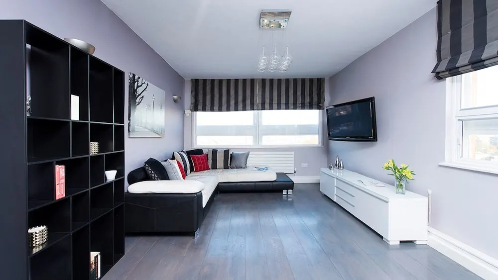 Bright Top Floor 2BR Central London – Great Views!