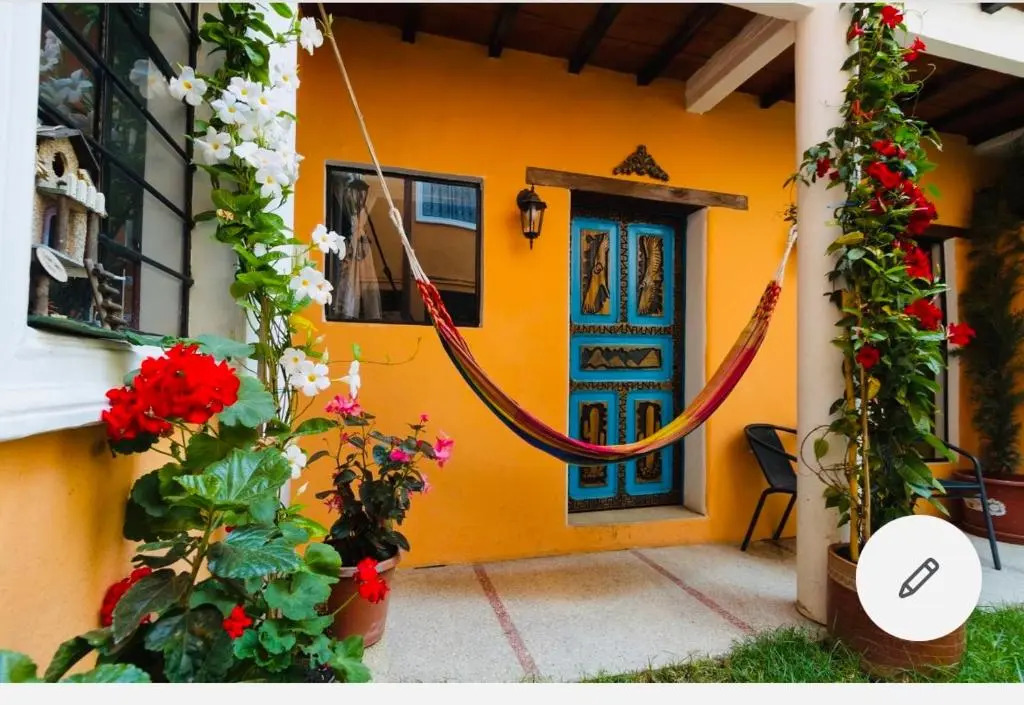 ITCHIMBIA GARDEN QUITO Suites Coloniales renovadas con vista a la Cordillera de los Andes de Quito