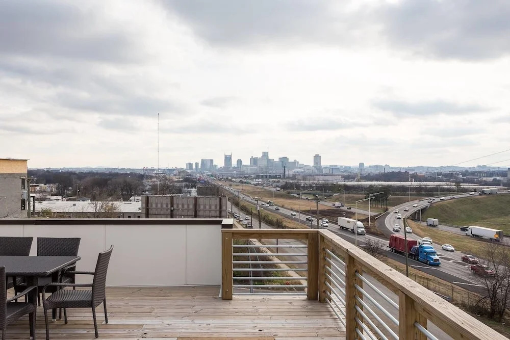 Modern 4br/2.5ba by DT w/ Roof Deck by Domio