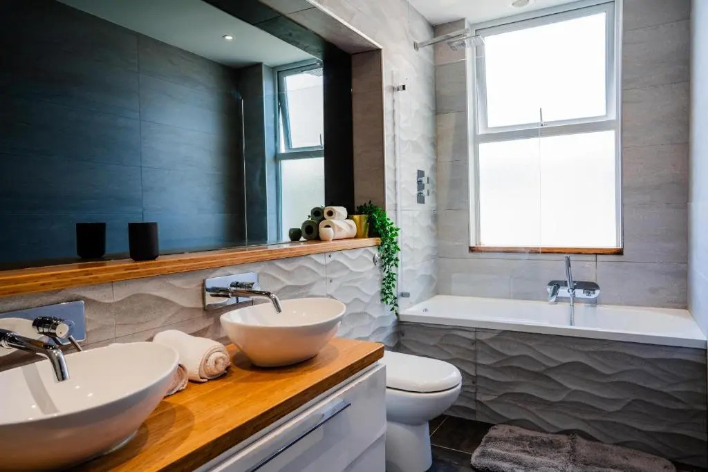 Central, stylish 3 bed apartment with sea views