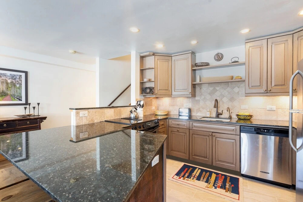 2-min Walk To Lift 7, Shuttle To Gondola! Hot Tub + Fireplace 3 Bedroom Condo by RedAwning