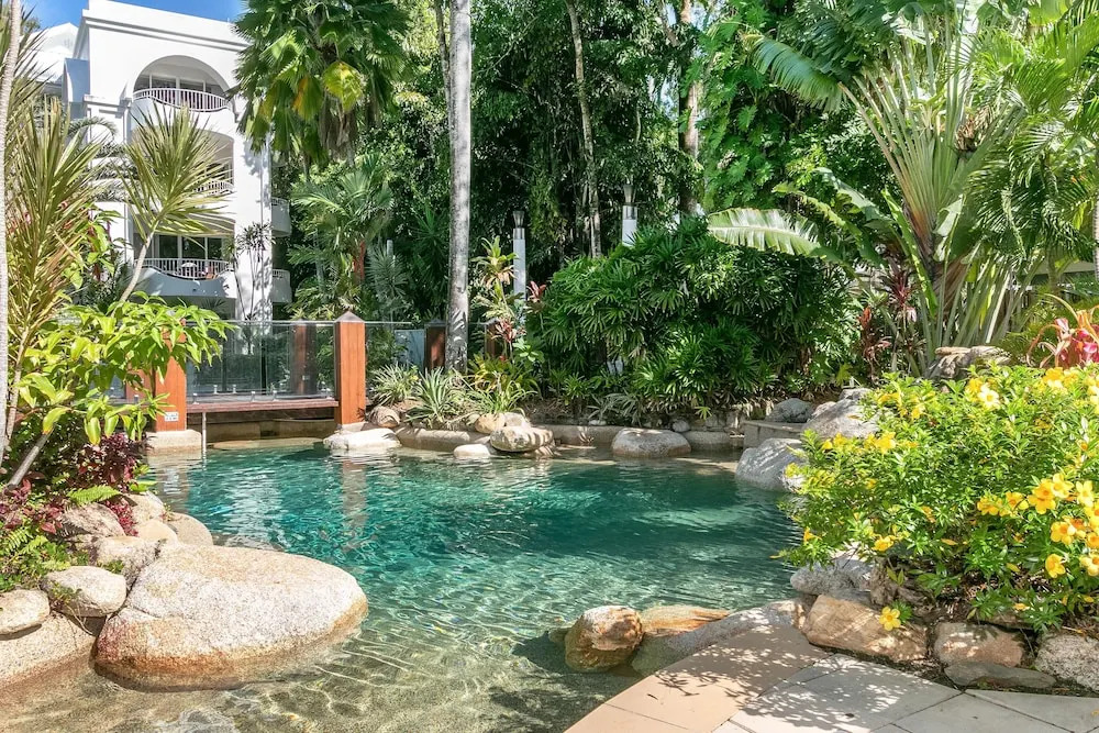 Belle Escapes - Absolute Beachfront Apartment Alamanda Resort “28”