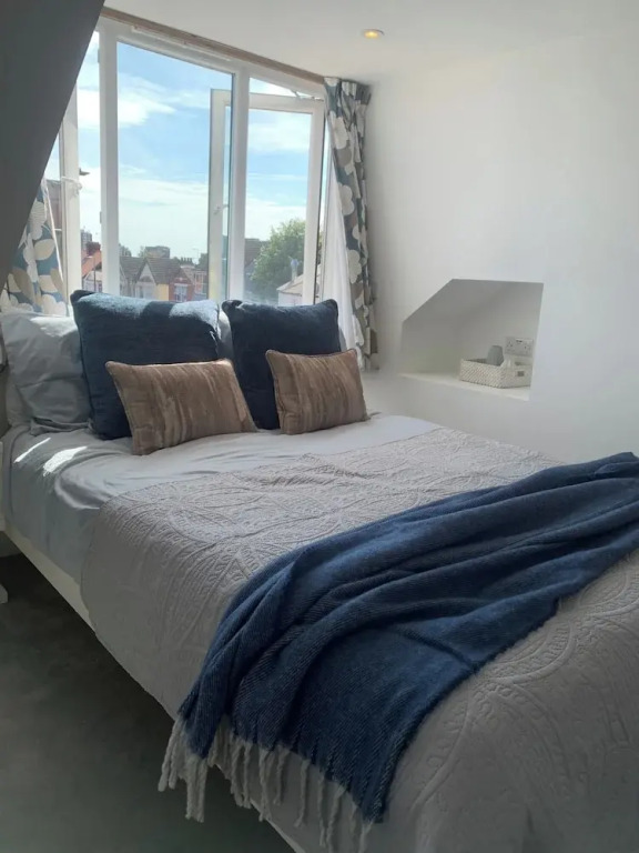 Seaside Chic Loft Apartment in Leigh-on-sea