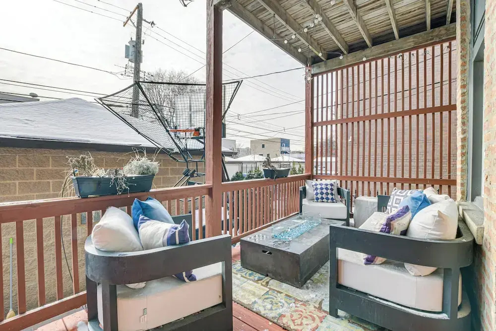 Spacious Condo w/ Deck ~ 3 Mi to Downtown Chicago!