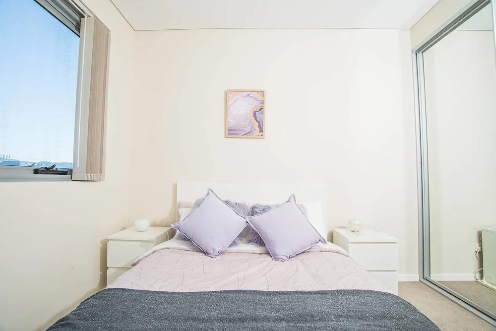 Spacious Central Apartment Walking Distance To Beach