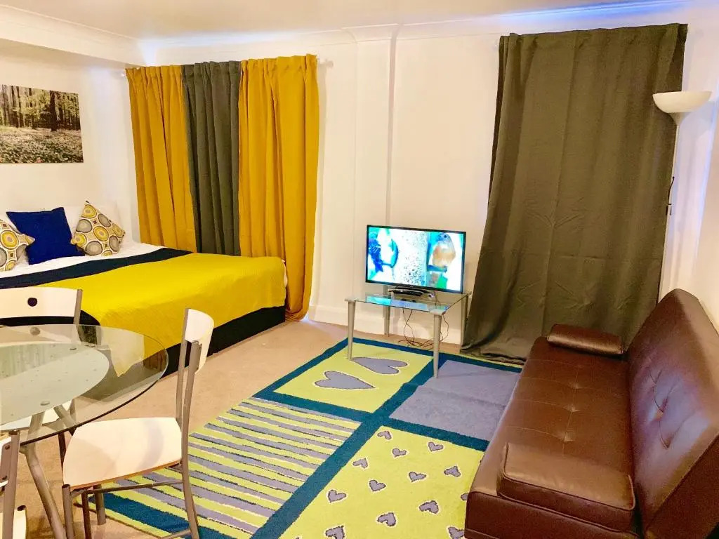 2 Bedrooms Modern Central London Apartment, Full Kitchen, 5 minutes Tube Station