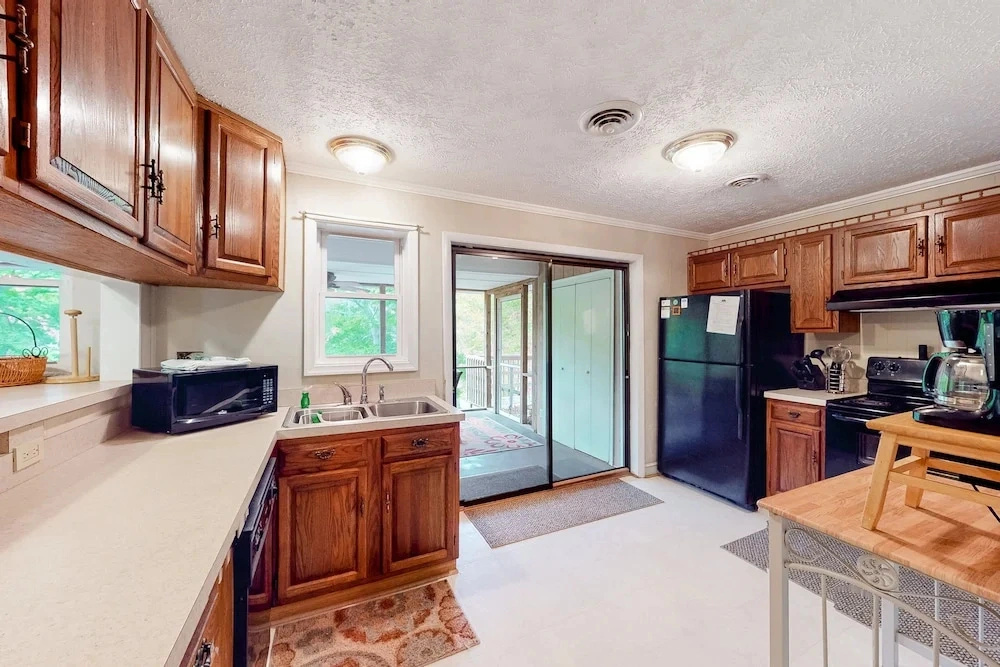 A Quiet Cove - Lakefront Home on Quiet Cove With Private Dock & Floater