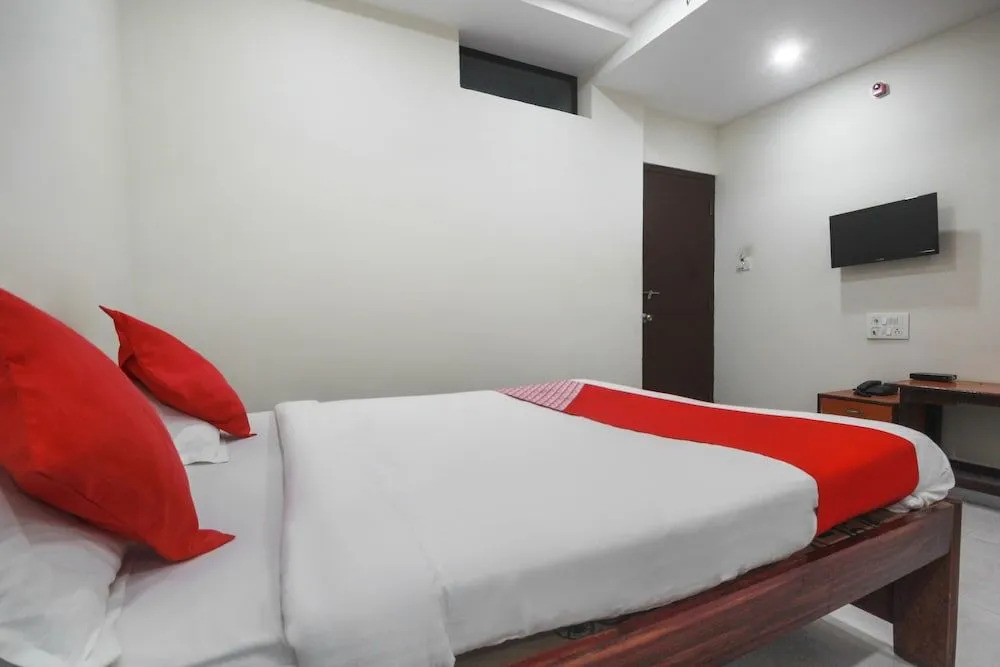 OYO 47565 Hotel Cm Residency