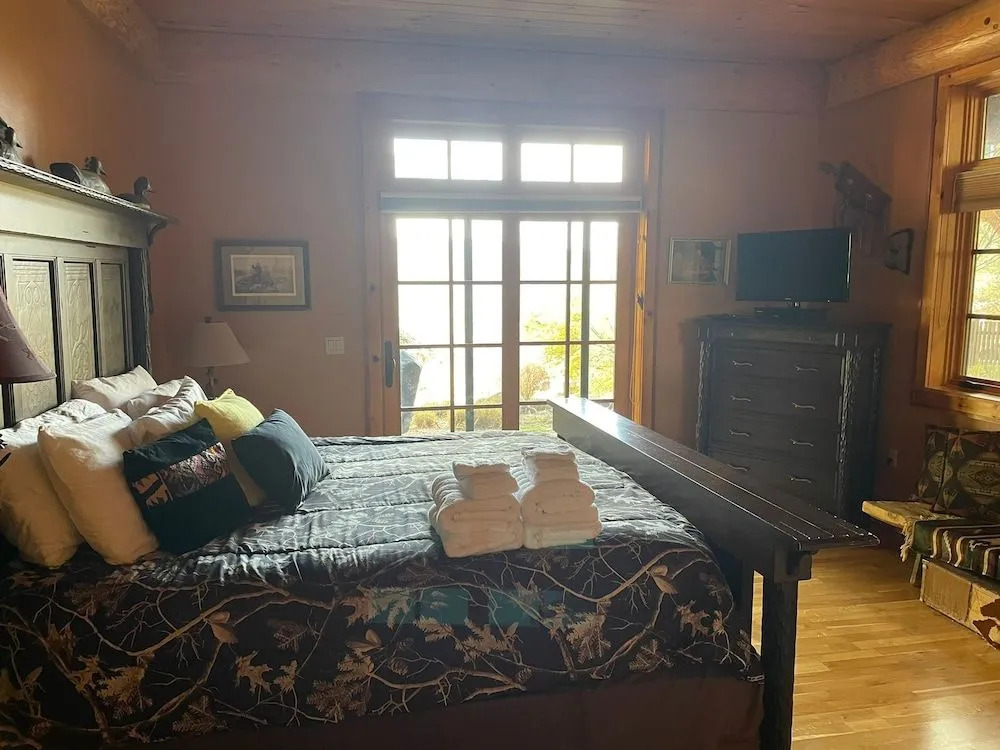 Cayuga Lodge South