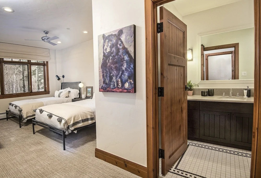 Snowlcoud 203 3 Bedroom Condo by Redawning