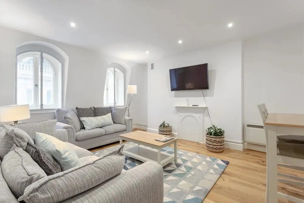 Large & Bright 1 Bed Flat In Piccadilly Circus