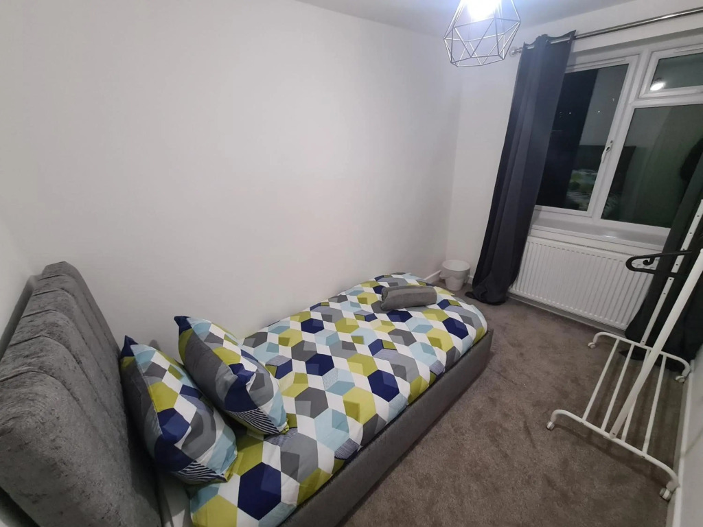 6 Bed sleeps 7, 1 mile from M54 i54 Jaguar Land Rover MOOG