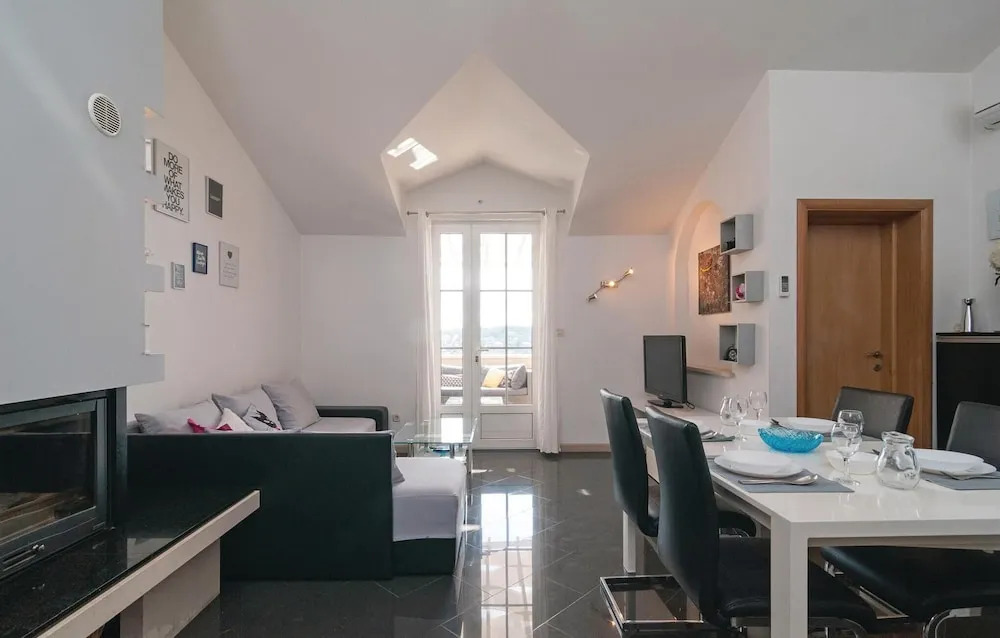 Nice Apartment in Selca With 2 Bedrooms and Wifi