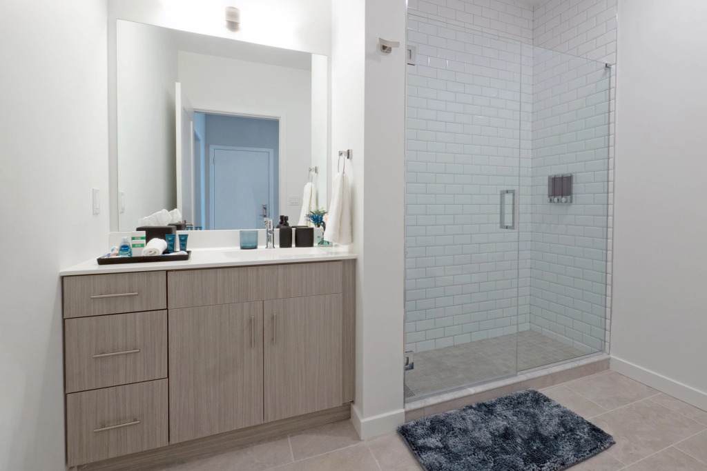 Luxurious 2BR - 2Bath W/ Gym | Downtown at Yale