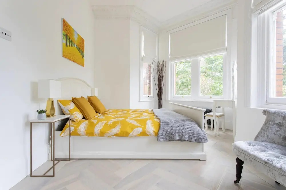 London Apartment- 4 Bedrooms-garden and Parking