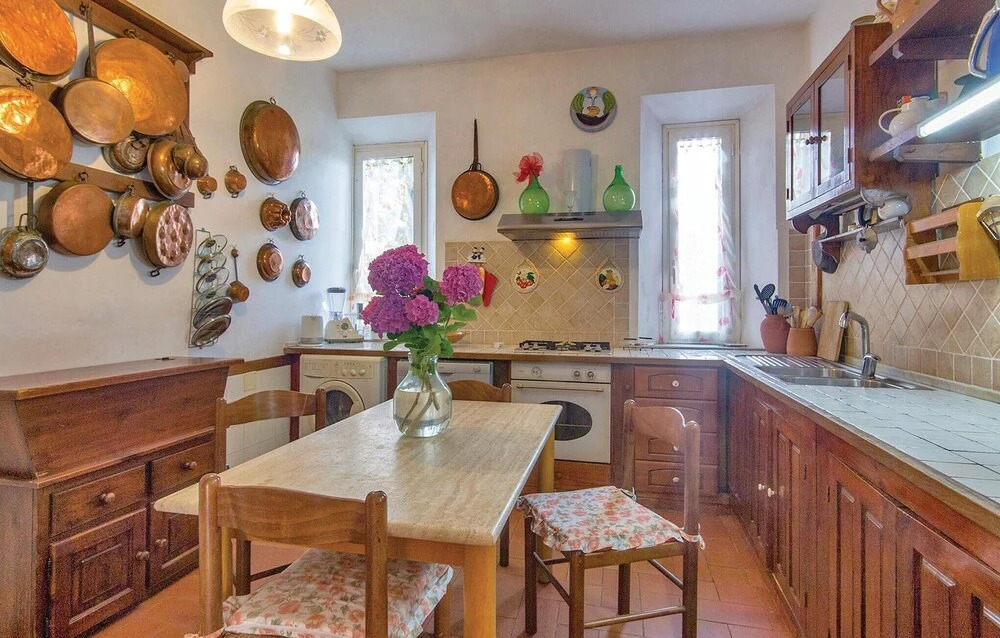 Beautiful Home in Crespina PI With 5 Bedrooms, Wifi and Private Swimming Pool