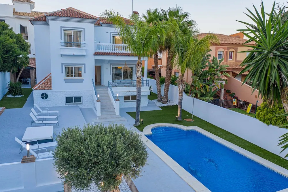 VACATION MARBELLA I Sunny Camelia Villa Heated pool, Recently Renovated, Best Residential Neighborhood in Benalmadena, Short walk to the beach, Cinema Room