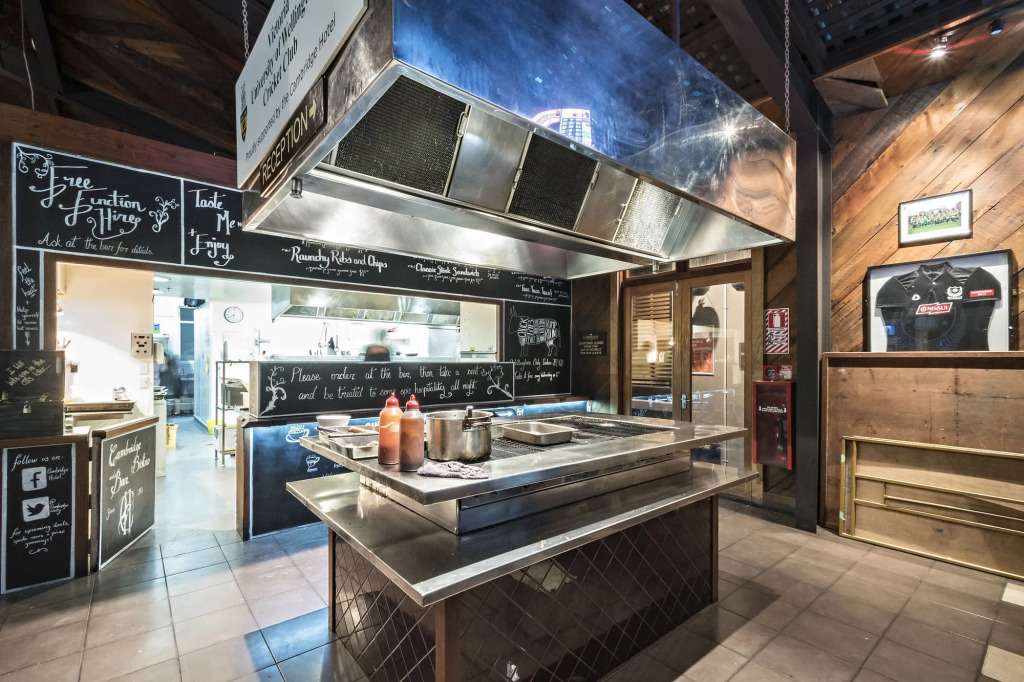 The Cambridge Hotel & Backpackers