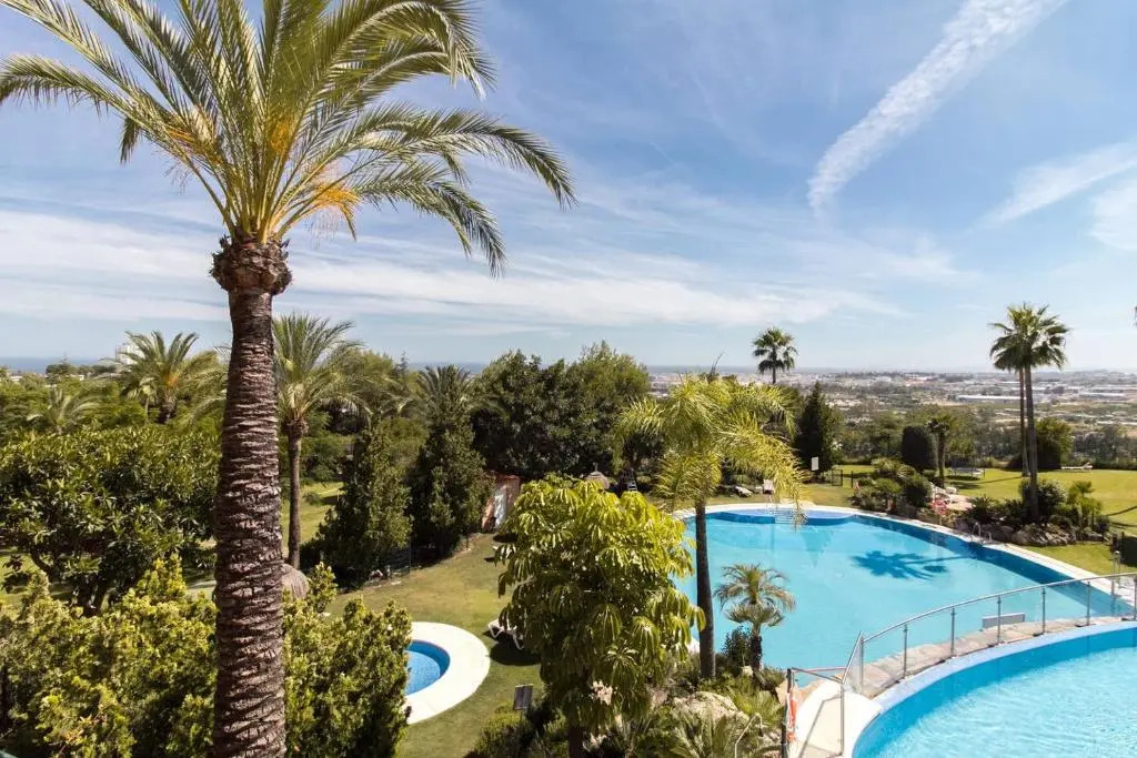 HEATED ROOFTOP POOL PENTHOUSE VIEWS MAGNA MARBELLA