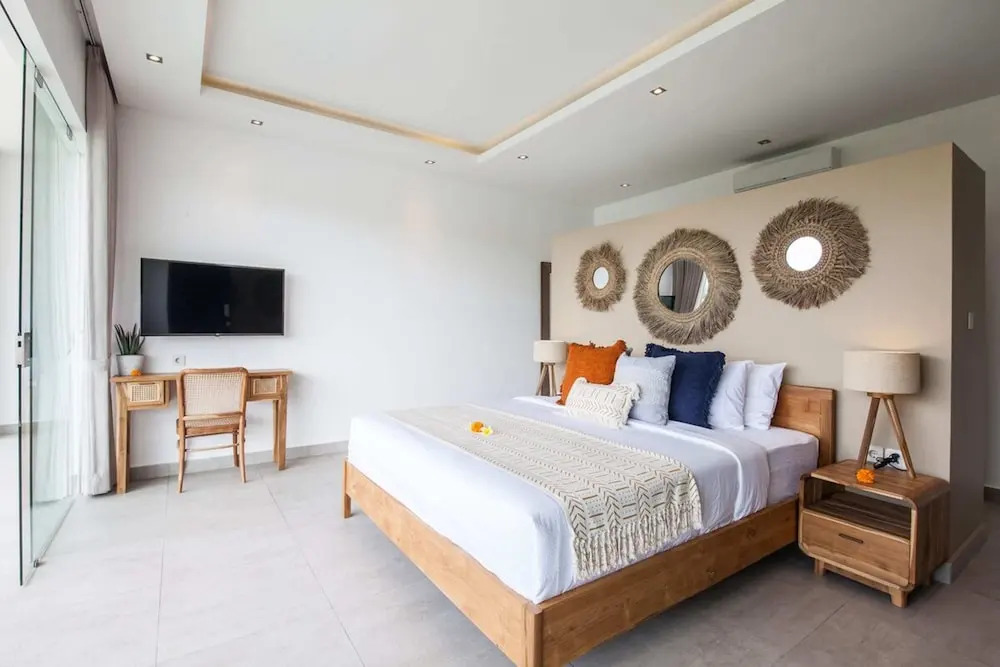 Villa Hugo - Luxury 4BR Private Villa, Walking Distance to Berawa Beach