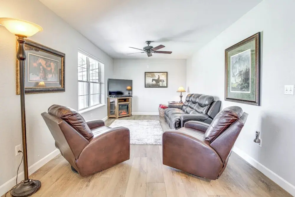 Walk to Dtwn Show Low: Townhome w/ Balcony