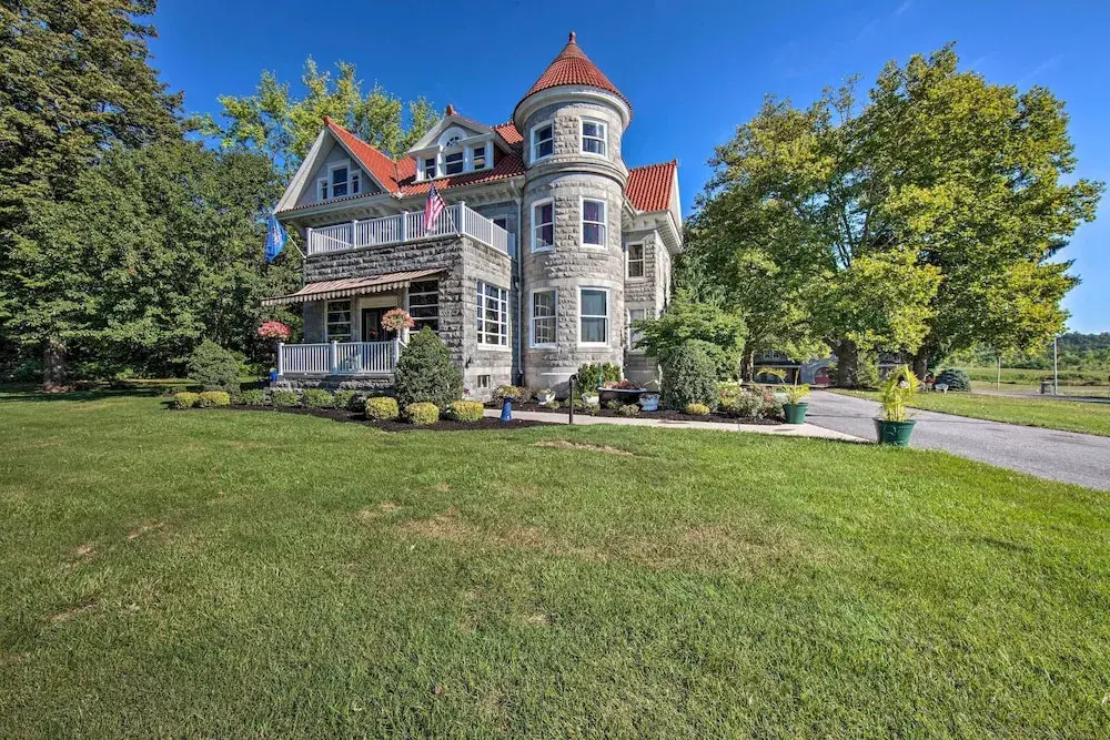 8 Mi to Hersheypark: Luxe Manor in Annville