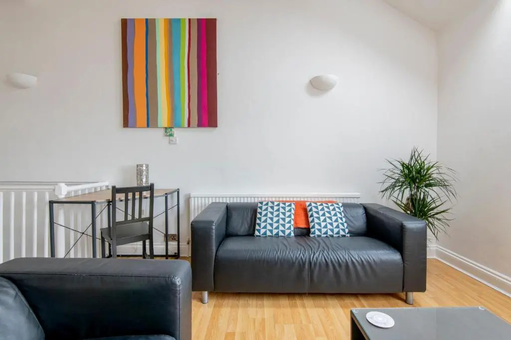 Fantastic 3 Bed Brighton House- Sleeps 6- SUPERFAST WiFi and Garage