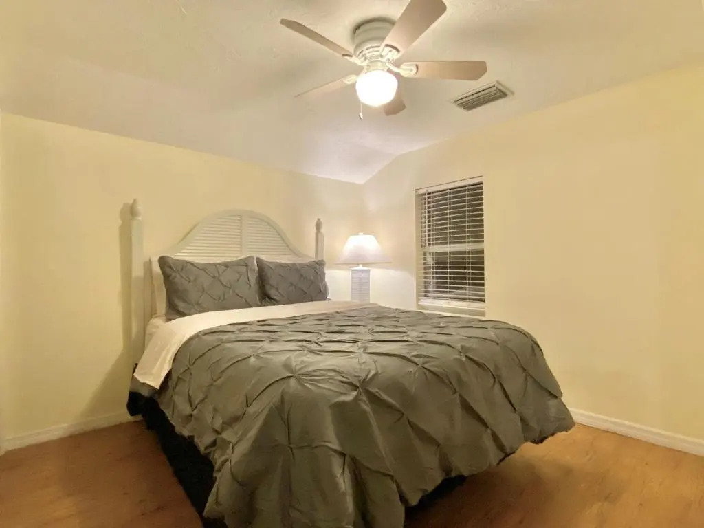 Siesta Beach Cottage, Sleeps 6, Walk to Beach, Stores, & Restaurants