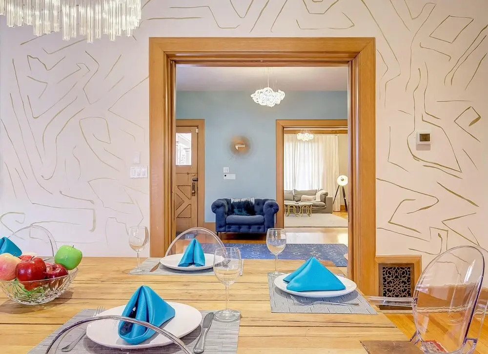 Stunning Modern Home, Prime Location Sleeps 15