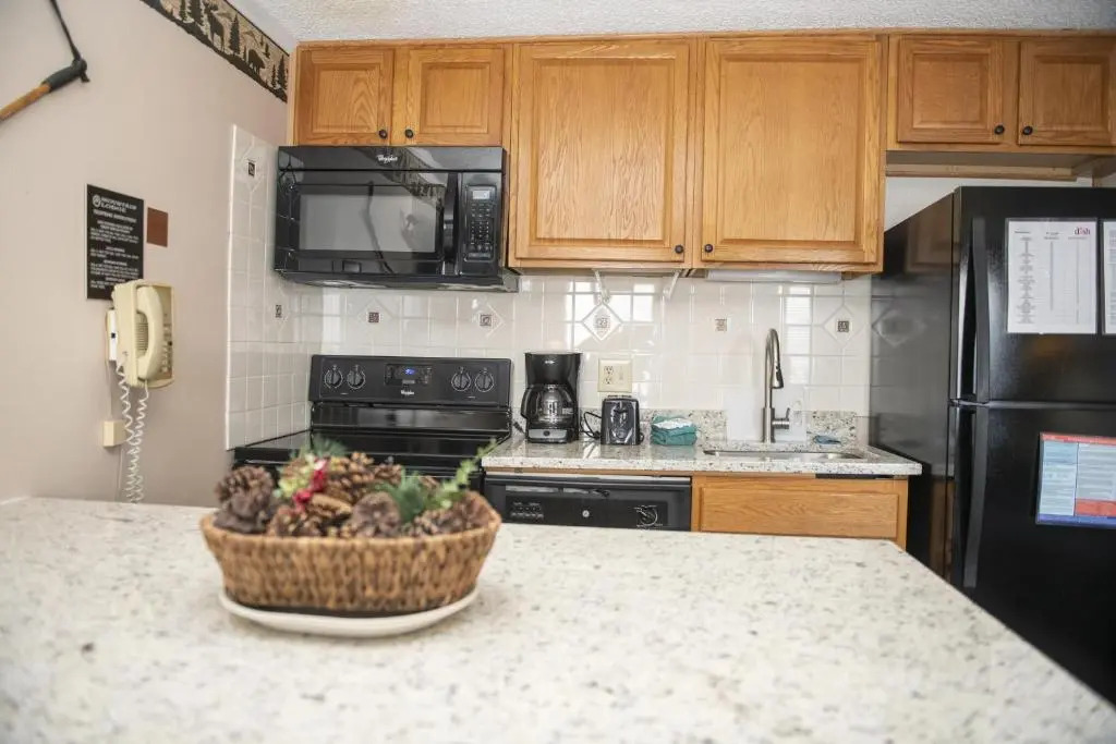 Stroll to Slopes, Village Area, Ski in-out MtLodge 322