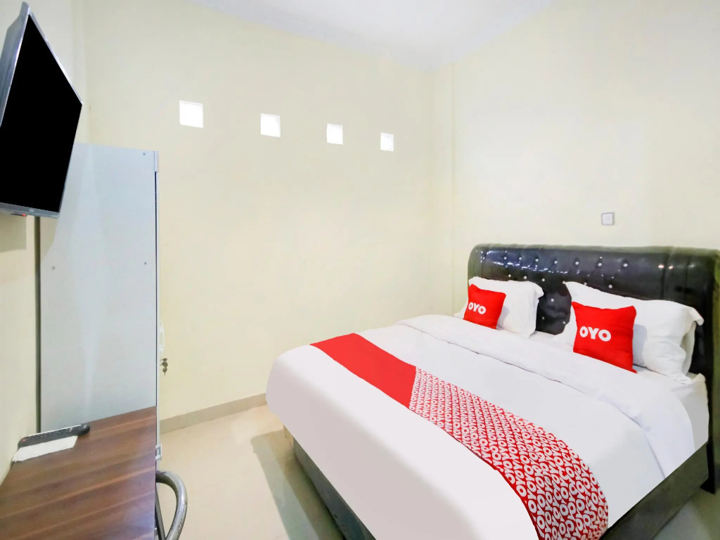 RedDoorz at Golden Gateway Medan
