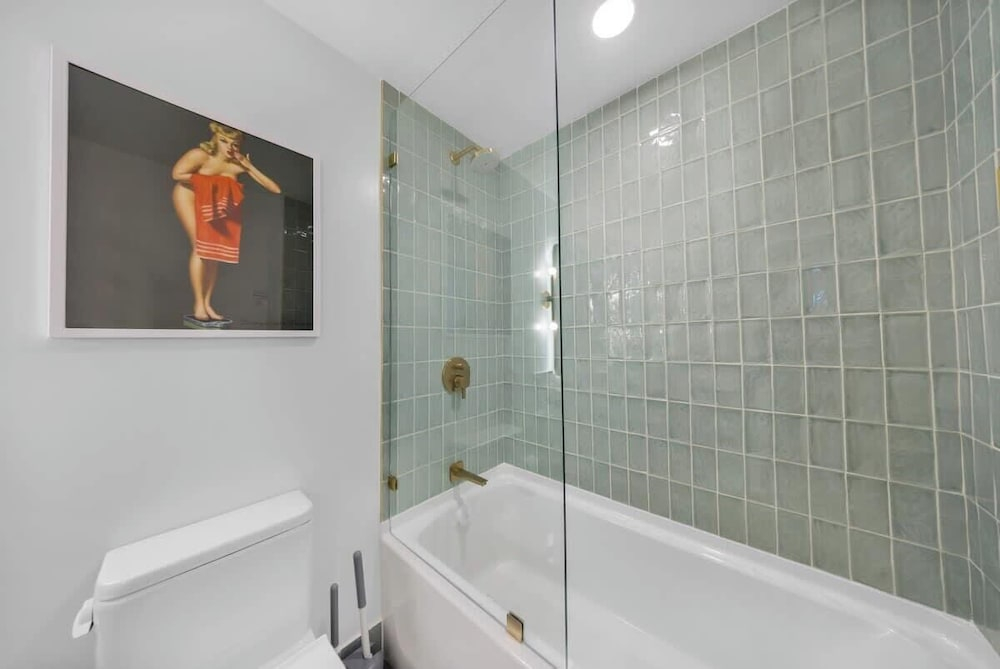 Upscale 1BD Condo in Miami- City Views