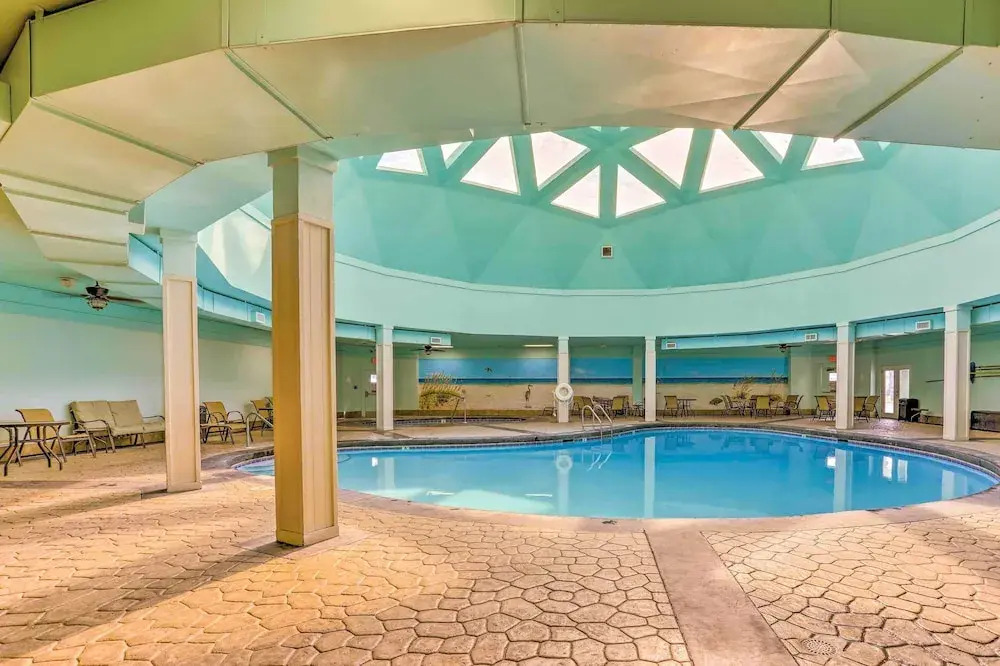 Gulf Shores Condo: Covered Balcony & Beach Access