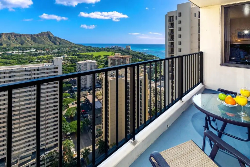 Fabulous Diamond Head and Ocean Views 33rd Floor - Parking, WiFi - Close to Beach